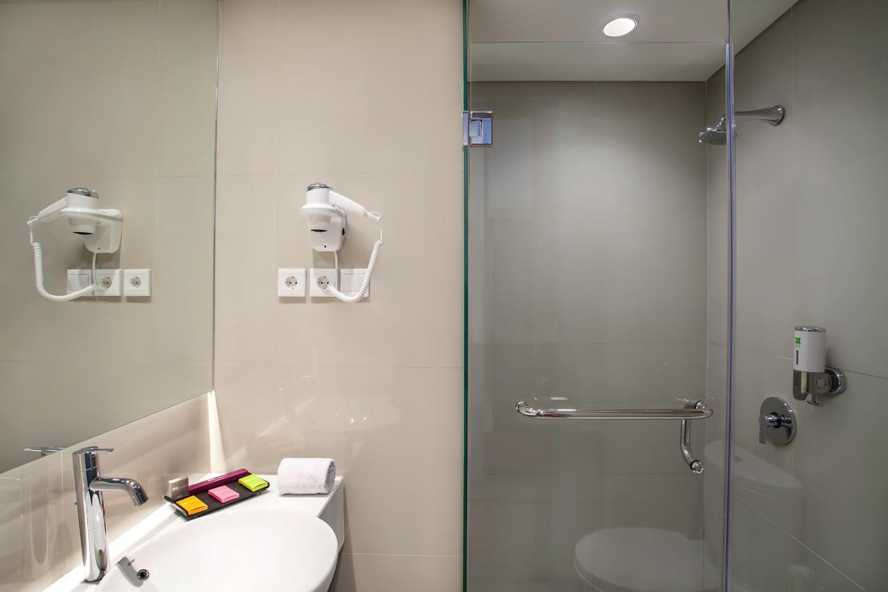 Ibis Styles Cikarang Hotel Bekasi Buitenkant foto